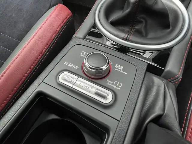 スバル ＷＲＸ ＳＴＩ STI 青森県 2018(平30)年 4万km アイスシルバーメタリック 社外ナビ/バックカメラ/フルセグTV/CD/DVD/BT/STIスタイルパッケージ/LEDヘッドライト/横滑り防止装置/ハーフレザー/イエローキャリパー/純正ＡＷ18インチ