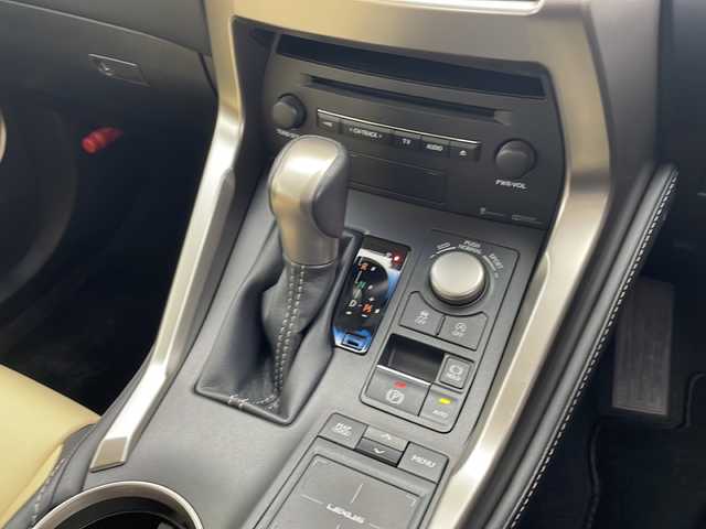 レクサス ＮＸ 200t Iパッケージ 愛知県 2015(平27)年 4.7万km ソニックチタニウム 純正７型SDナビ/三眼LEDヘッドライト/本革シート/クルーズコントロール/フルセグ/CD/DVD/Bluetooth/バックカメラ/純正アルミホイール/パワーシート/パドルシフト/ステアリングヒーター/ドライブレコーダー/ETC/ステアリングスイッチ/スマートキー/プッシュスタート