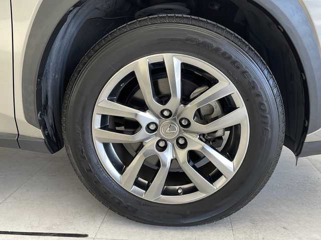 レクサス ＮＸ 200t Iパッケージ 愛知県 2015(平27)年 4.7万km ソニックチタニウム 純正７型SDナビ/三眼LEDヘッドライト/本革シート/クルーズコントロール/フルセグ/CD/DVD/Bluetooth/バックカメラ/純正アルミホイール/パワーシート/パドルシフト/ステアリングヒーター/ドライブレコーダー/ETC/ステアリングスイッチ/スマートキー/プッシュスタート