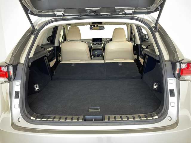 レクサス ＮＸ 200t Iパッケージ 愛知県 2015(平27)年 4.7万km ソニックチタニウム 純正７型SDナビ/三眼LEDヘッドライト/本革シート/クルーズコントロール/フルセグ/CD/DVD/Bluetooth/バックカメラ/純正アルミホイール/パワーシート/パドルシフト/ステアリングヒーター/ドライブレコーダー/ETC/ステアリングスイッチ/スマートキー/プッシュスタート