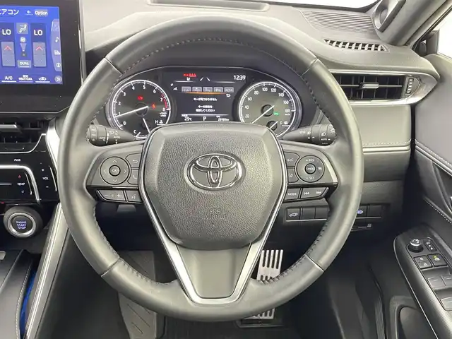 トヨタ ハリアー Z 千葉県 2021(令3)年 2.9万km ブラック トヨタセーフティセンス/・プリクラッシュセーフティ/・レーントレーシングアシスト/・ブラインドスポットモニター/・クリアランスソナー/・ロードサインアシスト/・アダプティブクルーズコントロール/コネクティッドナビ付12.3インチディスプレイオーディオ/・Bluetooth/・Miracast/・AUX/・USB/・フルセグTV/JBLサウンドシステム/アラウンドビューモニター/LEDオートライト/D席パワーシート/純正19インチアルミホイール/パワーバックドア/デジタルインナーミラー/パーキングスイッチ/ブレーキホールド/革巻きステアリング/ステアリングスイッチ/純正フロアマット/スマートキー/プッシュスタート/ビルトインETC2.0