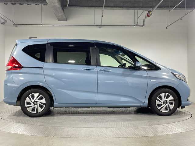 ホンダ フリード ハイブリット G ホンダセンシング 神奈川県 2022(令4)年 2.8万km シーグラスブルーパール 純正7インチメモリナビ/(CD/DVD/BT/フルセグ)/バックカメラ/USB端子/ホンダセンシング/衝突被害軽減ブレーキ/レーダークルーズコントロール/レーンキープアシスト/ビルトインETC/前後ドライブレコーダー/前席シートヒーター/両側パワースライドドア/LEDヘッドライト/オートライト/プッシュスタート/スマートキー/電動格納ミラー/スペアキー