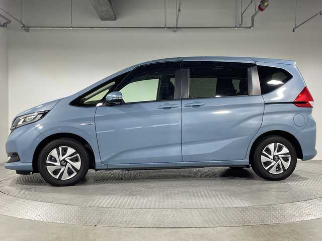ホンダ フリード ハイブリット G ホンダセンシング 神奈川県 2022(令4)年 2.8万km シーグラスブルーパール 純正7インチメモリナビ/(CD/DVD/BT/フルセグ)/バックカメラ/USB端子/ホンダセンシング/衝突被害軽減ブレーキ/レーダークルーズコントロール/レーンキープアシスト/ビルトインETC/前後ドライブレコーダー/前席シートヒーター/両側パワースライドドア/LEDヘッドライト/オートライト/プッシュスタート/スマートキー/電動格納ミラー/スペアキー