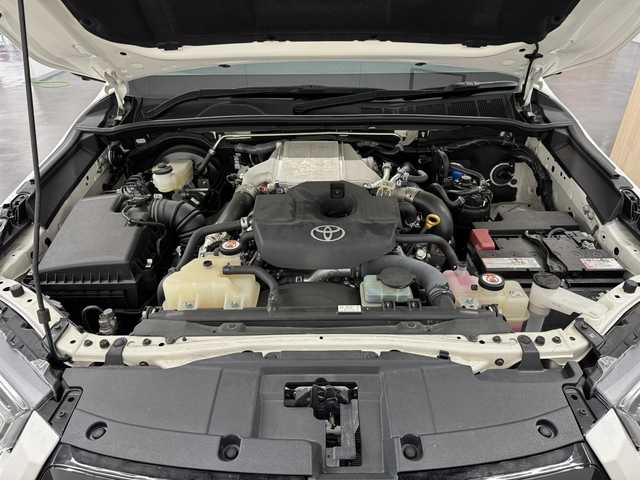 トヨタ ハイラックス Z GRスポーツ 三重県 2023(令5)年 2.3万km スーパーホワイトⅡ 2.4Lディーゼルターボ/パートタイム4WD（H2/H4/L4）/MTモード付フロア6AT/純正 8インチディスプレイオーディオ＆ナビ/（AM/FM/USB/iPod/Bluetooth/Miracast/CarPlay/AndroidAuto）/パノラミックビューモニター/【ディーラーOP】スポーツバー/【ディーラーOP】ベッドライナー（カバー無）/ドライブレコーダー 前後（デジタルミラー内蔵型）/ETC/Toyota Safety Sense/・プリクラッシュセーフティ［PCS］/・レーンディパーチャーアラート［LDA］/・レーダークルコン（ブレーキ制御付）/・ロードサインアシスト［RSA］/・クリアランスソナー＆バックソナー/・ダウンヒルアシストコントロール［DAC］制御/・アクティブトラクションコントロール/など/装備/・【後付】デジタルインナーミラー（前後ドラレコ機能搭載）/・ハーフレザーシート/・運転席パワーシート（8way）/・コンライト（ライト自動点灯・消灯システム）/・前後フォグランプ/・左右独立オートエアコン/・リヤデフロック/・プッシュスタート/・排ガス浄化スイッチ/・パドルシフト/・GRスポーツ専用18inAW/・スマートキー（GRスポーツ専用加飾）/など