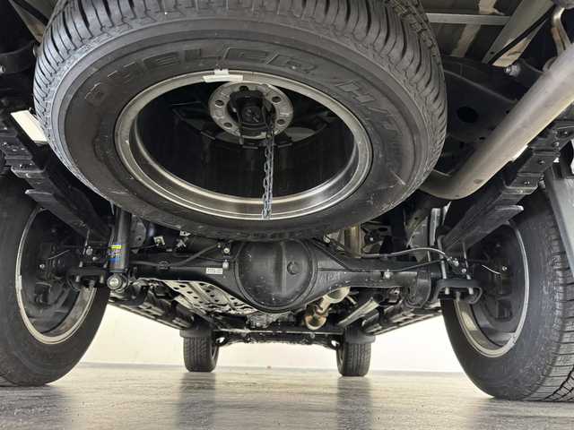 トヨタ ハイラックス Z GRスポーツ 三重県 2023(令5)年 2.3万km スーパーホワイトⅡ 2.4Lディーゼルターボ/パートタイム4WD（H2/H4/L4）/MTモード付フロア6AT/純正 8インチディスプレイオーディオ＆ナビ/（AM/FM/USB/iPod/Bluetooth/Miracast/CarPlay/AndroidAuto）/パノラミックビューモニター/【ディーラーOP】スポーツバー/【ディーラーOP】ベッドライナー（カバー無）/ドライブレコーダー 前後（デジタルミラー内蔵型）/ETC/Toyota Safety Sense/・プリクラッシュセーフティ［PCS］/・レーンディパーチャーアラート［LDA］/・レーダークルコン（ブレーキ制御付）/・ロードサインアシスト［RSA］/・クリアランスソナー＆バックソナー/・ダウンヒルアシストコントロール［DAC］制御/・アクティブトラクションコントロール/など/装備/・【後付】デジタルインナーミラー（前後ドラレコ機能搭載）/・ハーフレザーシート/・運転席パワーシート（8way）/・コンライト（ライト自動点灯・消灯システム）/・前後フォグランプ/・左右独立オートエアコン/・リヤデフロック/・プッシュスタート/・排ガス浄化スイッチ/・パドルシフト/・GRスポーツ専用18inAW/・スマートキー（GRスポーツ専用加飾）/など