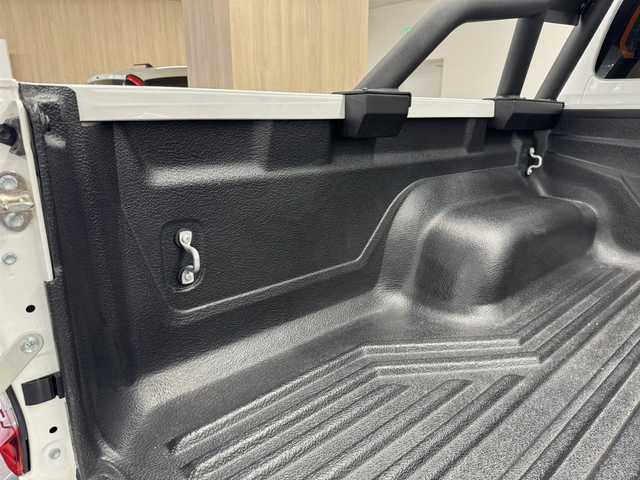 トヨタ ハイラックス Z GRスポーツ 三重県 2023(令5)年 2.3万km スーパーホワイトⅡ 2.4Lディーゼルターボ/パートタイム4WD（H2/H4/L4）/MTモード付フロア6AT/純正 8インチディスプレイオーディオ＆ナビ/（AM/FM/USB/iPod/Bluetooth/Miracast/CarPlay/AndroidAuto）/パノラミックビューモニター/【ディーラーOP】スポーツバー/【ディーラーOP】ベッドライナー（カバー無）/ドライブレコーダー 前後（デジタルミラー内蔵型）/ETC/Toyota Safety Sense/・プリクラッシュセーフティ［PCS］/・レーンディパーチャーアラート［LDA］/・レーダークルコン（ブレーキ制御付）/・ロードサインアシスト［RSA］/・クリアランスソナー＆バックソナー/・ダウンヒルアシストコントロール［DAC］制御/・アクティブトラクションコントロール/など/装備/・【後付】デジタルインナーミラー（前後ドラレコ機能搭載）/・ハーフレザーシート/・運転席パワーシート（8way）/・コンライト（ライト自動点灯・消灯システム）/・前後フォグランプ/・左右独立オートエアコン/・リヤデフロック/・プッシュスタート/・排ガス浄化スイッチ/・パドルシフト/・GRスポーツ専用18inAW/・スマートキー（GRスポーツ専用加飾）/など