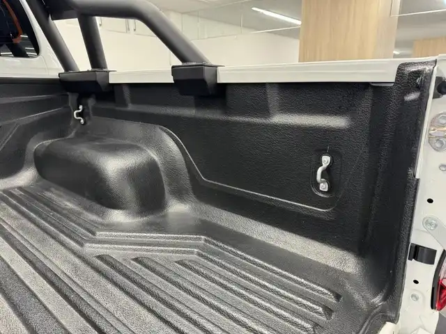 トヨタ ハイラックス Z GRスポーツ 三重県 2023(令5)年 2.3万km スーパーホワイトⅡ 2.4Lディーゼルターボ/パートタイム4WD（H2/H4/L4）/MTモード付フロア6AT/純正 8インチディスプレイオーディオ＆ナビ/（AM/FM/USB/iPod/Bluetooth/Miracast/CarPlay/AndroidAuto）/パノラミックビューモニター/【ディーラーOP】スポーツバー/【ディーラーOP】ベッドライナー（カバー無）/ドライブレコーダー 前後（デジタルミラー内蔵型）/ETC/Toyota Safety Sense/・プリクラッシュセーフティ［PCS］/・レーンディパーチャーアラート［LDA］/・レーダークルコン（ブレーキ制御付）/・ロードサインアシスト［RSA］/・クリアランスソナー＆バックソナー/・ダウンヒルアシストコントロール［DAC］制御/・アクティブトラクションコントロール/など/装備/・【後付】デジタルインナーミラー（前後ドラレコ機能搭載）/・ハーフレザーシート/・運転席パワーシート（8way）/・コンライト（ライト自動点灯・消灯システム）/・前後フォグランプ/・左右独立オートエアコン/・リヤデフロック/・プッシュスタート/・排ガス浄化スイッチ/・パドルシフト/・GRスポーツ専用18inAW/・スマートキー（GRスポーツ専用加飾）/など