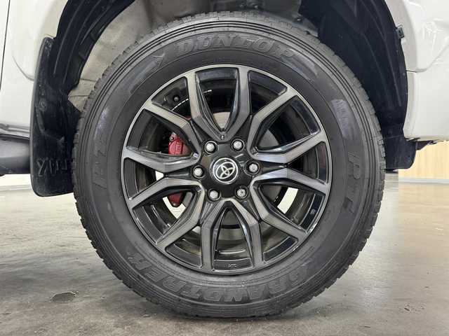 トヨタ ハイラックス Z GRスポーツ 三重県 2023(令5)年 2.3万km スーパーホワイトⅡ 2.4Lディーゼルターボ/パートタイム4WD（H2/H4/L4）/MTモード付フロア6AT/純正 8インチディスプレイオーディオ＆ナビ/（AM/FM/USB/iPod/Bluetooth/Miracast/CarPlay/AndroidAuto）/パノラミックビューモニター/【ディーラーOP】スポーツバー/【ディーラーOP】ベッドライナー（カバー無）/ドライブレコーダー 前後（デジタルミラー内蔵型）/ETC/Toyota Safety Sense/・プリクラッシュセーフティ［PCS］/・レーンディパーチャーアラート［LDA］/・レーダークルコン（ブレーキ制御付）/・ロードサインアシスト［RSA］/・クリアランスソナー＆バックソナー/・ダウンヒルアシストコントロール［DAC］制御/・アクティブトラクションコントロール/など/装備/・【後付】デジタルインナーミラー（前後ドラレコ機能搭載）/・ハーフレザーシート/・運転席パワーシート（8way）/・コンライト（ライト自動点灯・消灯システム）/・前後フォグランプ/・左右独立オートエアコン/・リヤデフロック/・プッシュスタート/・排ガス浄化スイッチ/・パドルシフト/・GRスポーツ専用18inAW/・スマートキー（GRスポーツ専用加飾）/など