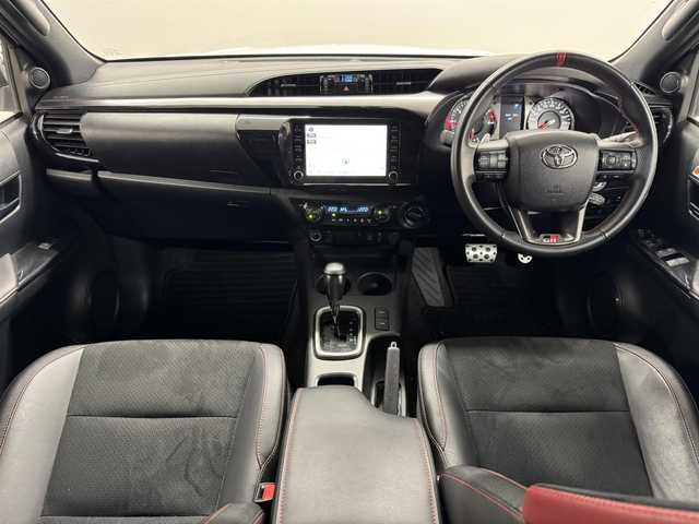 トヨタ ハイラックス Z GRスポーツ 三重県 2023(令5)年 2.3万km スーパーホワイトⅡ 2.4Lディーゼルターボ/パートタイム4WD（H2/H4/L4）/MTモード付フロア6AT/純正 8インチディスプレイオーディオ＆ナビ/（AM/FM/USB/iPod/Bluetooth/Miracast/CarPlay/AndroidAuto）/パノラミックビューモニター/【ディーラーOP】スポーツバー/【ディーラーOP】ベッドライナー（カバー無）/ドライブレコーダー 前後（デジタルミラー内蔵型）/ETC/Toyota Safety Sense/・プリクラッシュセーフティ［PCS］/・レーンディパーチャーアラート［LDA］/・レーダークルコン（ブレーキ制御付）/・ロードサインアシスト［RSA］/・クリアランスソナー＆バックソナー/・ダウンヒルアシストコントロール［DAC］制御/・アクティブトラクションコントロール/など/装備/・【後付】デジタルインナーミラー（前後ドラレコ機能搭載）/・ハーフレザーシート/・運転席パワーシート（8way）/・コンライト（ライト自動点灯・消灯システム）/・前後フォグランプ/・左右独立オートエアコン/・リヤデフロック/・プッシュスタート/・排ガス浄化スイッチ/・パドルシフト/・GRスポーツ専用18inAW/・スマートキー（GRスポーツ専用加飾）/など