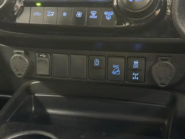 トヨタ ハイラックス Z GRスポーツ 三重県 2023(令5)年 2.3万km スーパーホワイトⅡ 2.4Lディーゼルターボ/パートタイム4WD（H2/H4/L4）/MTモード付フロア6AT/純正 8インチディスプレイオーディオ＆ナビ/（AM/FM/USB/iPod/Bluetooth/Miracast/CarPlay/AndroidAuto）/パノラミックビューモニター/【ディーラーOP】スポーツバー/【ディーラーOP】ベッドライナー（カバー無）/ドライブレコーダー 前後（デジタルミラー内蔵型）/ETC/Toyota Safety Sense/・プリクラッシュセーフティ［PCS］/・レーンディパーチャーアラート［LDA］/・レーダークルコン（ブレーキ制御付）/・ロードサインアシスト［RSA］/・クリアランスソナー＆バックソナー/・ダウンヒルアシストコントロール［DAC］制御/・アクティブトラクションコントロール/など/装備/・【後付】デジタルインナーミラー（前後ドラレコ機能搭載）/・ハーフレザーシート/・運転席パワーシート（8way）/・コンライト（ライト自動点灯・消灯システム）/・前後フォグランプ/・左右独立オートエアコン/・リヤデフロック/・プッシュスタート/・排ガス浄化スイッチ/・パドルシフト/・GRスポーツ専用18inAW/・スマートキー（GRスポーツ専用加飾）/など