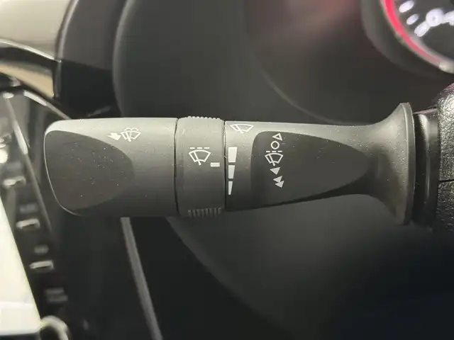 トヨタ ハイラックス Z GRスポーツ 三重県 2023(令5)年 2.3万km スーパーホワイトⅡ 2.4Lディーゼルターボ/パートタイム4WD（H2/H4/L4）/MTモード付フロア6AT/純正 8インチディスプレイオーディオ＆ナビ/（AM/FM/USB/iPod/Bluetooth/Miracast/CarPlay/AndroidAuto）/パノラミックビューモニター/【ディーラーOP】スポーツバー/【ディーラーOP】ベッドライナー（カバー無）/ドライブレコーダー 前後（デジタルミラー内蔵型）/ETC/Toyota Safety Sense/・プリクラッシュセーフティ［PCS］/・レーンディパーチャーアラート［LDA］/・レーダークルコン（ブレーキ制御付）/・ロードサインアシスト［RSA］/・クリアランスソナー＆バックソナー/・ダウンヒルアシストコントロール［DAC］制御/・アクティブトラクションコントロール/など/装備/・【後付】デジタルインナーミラー（前後ドラレコ機能搭載）/・ハーフレザーシート/・運転席パワーシート（8way）/・コンライト（ライト自動点灯・消灯システム）/・前後フォグランプ/・左右独立オートエアコン/・リヤデフロック/・プッシュスタート/・排ガス浄化スイッチ/・パドルシフト/・GRスポーツ専用18inAW/・スマートキー（GRスポーツ専用加飾）/など