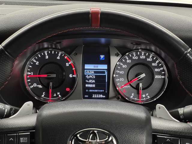 トヨタ ハイラックス Z GRスポーツ 三重県 2023(令5)年 2.3万km スーパーホワイトⅡ 2.4Lディーゼルターボ/パートタイム4WD（H2/H4/L4）/MTモード付フロア6AT/純正 8インチディスプレイオーディオ＆ナビ/（AM/FM/USB/iPod/Bluetooth/Miracast/CarPlay/AndroidAuto）/パノラミックビューモニター/【ディーラーOP】スポーツバー/【ディーラーOP】ベッドライナー（カバー無）/ドライブレコーダー 前後（デジタルミラー内蔵型）/ETC/Toyota Safety Sense/・プリクラッシュセーフティ［PCS］/・レーンディパーチャーアラート［LDA］/・レーダークルコン（ブレーキ制御付）/・ロードサインアシスト［RSA］/・クリアランスソナー＆バックソナー/・ダウンヒルアシストコントロール［DAC］制御/・アクティブトラクションコントロール/など/装備/・【後付】デジタルインナーミラー（前後ドラレコ機能搭載）/・ハーフレザーシート/・運転席パワーシート（8way）/・コンライト（ライト自動点灯・消灯システム）/・前後フォグランプ/・左右独立オートエアコン/・リヤデフロック/・プッシュスタート/・排ガス浄化スイッチ/・パドルシフト/・GRスポーツ専用18inAW/・スマートキー（GRスポーツ専用加飾）/など