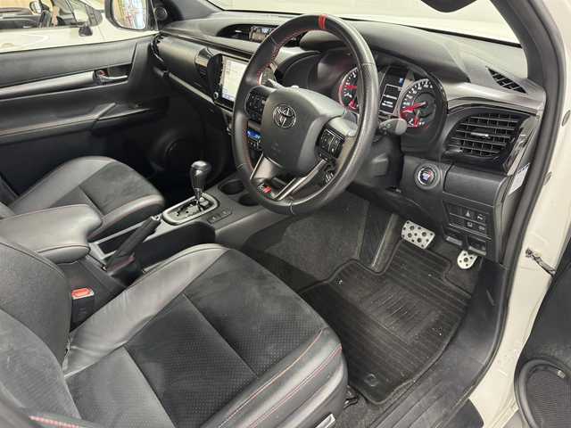 トヨタ ハイラックス Z GRスポーツ 三重県 2023(令5)年 2.3万km スーパーホワイトⅡ 2.4Lディーゼルターボ/パートタイム4WD（H2/H4/L4）/MTモード付フロア6AT/純正 8インチディスプレイオーディオ＆ナビ/（AM/FM/USB/iPod/Bluetooth/Miracast/CarPlay/AndroidAuto）/パノラミックビューモニター/【ディーラーOP】スポーツバー/【ディーラーOP】ベッドライナー（カバー無）/ドライブレコーダー 前後（デジタルミラー内蔵型）/ETC/Toyota Safety Sense/・プリクラッシュセーフティ［PCS］/・レーンディパーチャーアラート［LDA］/・レーダークルコン（ブレーキ制御付）/・ロードサインアシスト［RSA］/・クリアランスソナー＆バックソナー/・ダウンヒルアシストコントロール［DAC］制御/・アクティブトラクションコントロール/など/装備/・【後付】デジタルインナーミラー（前後ドラレコ機能搭載）/・ハーフレザーシート/・運転席パワーシート（8way）/・コンライト（ライト自動点灯・消灯システム）/・前後フォグランプ/・左右独立オートエアコン/・リヤデフロック/・プッシュスタート/・排ガス浄化スイッチ/・パドルシフト/・GRスポーツ専用18inAW/・スマートキー（GRスポーツ専用加飾）/など