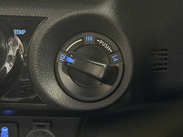 トヨタ ハイラックス Z GRスポーツ 三重県 2023(令5)年 2.3万km スーパーホワイトⅡ 2.4Lディーゼルターボ/パートタイム4WD（H2/H4/L4）/MTモード付フロア6AT/純正 8インチディスプレイオーディオ＆ナビ/（AM/FM/USB/iPod/Bluetooth/Miracast/CarPlay/AndroidAuto）/パノラミックビューモニター/【ディーラーOP】スポーツバー/【ディーラーOP】ベッドライナー（カバー無）/ドライブレコーダー 前後（デジタルミラー内蔵型）/ETC/Toyota Safety Sense/・プリクラッシュセーフティ［PCS］/・レーンディパーチャーアラート［LDA］/・レーダークルコン（ブレーキ制御付）/・ロードサインアシスト［RSA］/・クリアランスソナー＆バックソナー/・ダウンヒルアシストコントロール［DAC］制御/・アクティブトラクションコントロール/など/装備/・【後付】デジタルインナーミラー（前後ドラレコ機能搭載）/・ハーフレザーシート/・運転席パワーシート（8way）/・コンライト（ライト自動点灯・消灯システム）/・前後フォグランプ/・左右独立オートエアコン/・リヤデフロック/・プッシュスタート/・排ガス浄化スイッチ/・パドルシフト/・GRスポーツ専用18inAW/・スマートキー（GRスポーツ専用加飾）/など