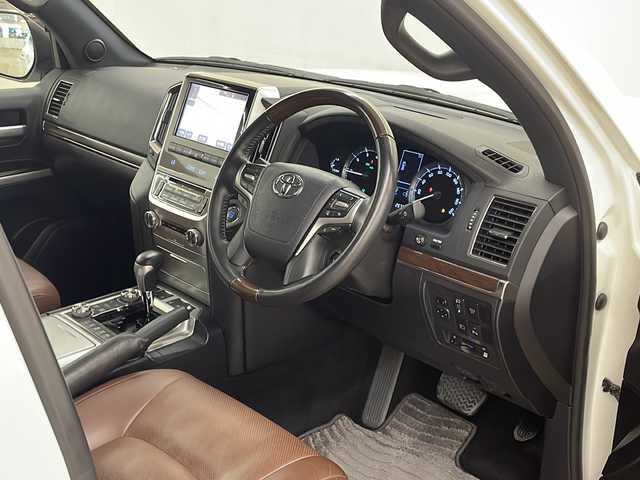 トヨタ ランドクルーザー ZX 道央・札幌 2019(令1)年 2.6万km ホワイトパールクリスタルシャイン /４WD//サンルーフ//純正メーカーオプションナビゲーション//Bluetooth　フルセグ　SD　AM　FM　USB　AUX//全方位カメラ//モデリスタエアロ//トヨタセーフティセンス//追従クルーズコントロール//コーナーセンサー//センターデフロック//ダウンヒルアシストコントロール//ECT2nd//ブラインドスポットモニター//レザーシート//運転席シートメモリー//前席パワーシート//前席シートベンチレーション//前席＋2列目シートヒーター//前席エアーシート//MTモード//パワーバックドア//電動格納シート//ETC2.0//革巻きステアリング//ステアリングヒーター//前後ドライブレコーダー//自動防眩ミラー//SOSコール//スマートキー//スペアキー//プッシュスタート//純正エンジンスターター//LEDヘッドライト//オートライト//オートマチックハイビーム//ルーフレール//純正アルミホイル//ドアバイザー
