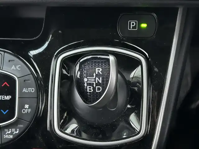 トヨタ エスクァイア ハイブリッド Xi 佐賀県 2016(平28)年 5.5万km ダークバイオレットマイカメタリック トヨタセーフティセンスC/・プリクラッシュセーフティ/・レーンディパーチャーアラート/・オートマチックハイビーム/純正SDナビ/・バックカメラ/・フルセグTV/BT/CD/DVD/純正フリップダウンモニター/純正ドラレコ/(DRT-H66A：SDなし動作確認なし)/両側パワースライドドア/純正15インチAW/LEDヘッドライト/シートヒーター/プッシュスタート/ETC/スペアキー×1/取扱説明書