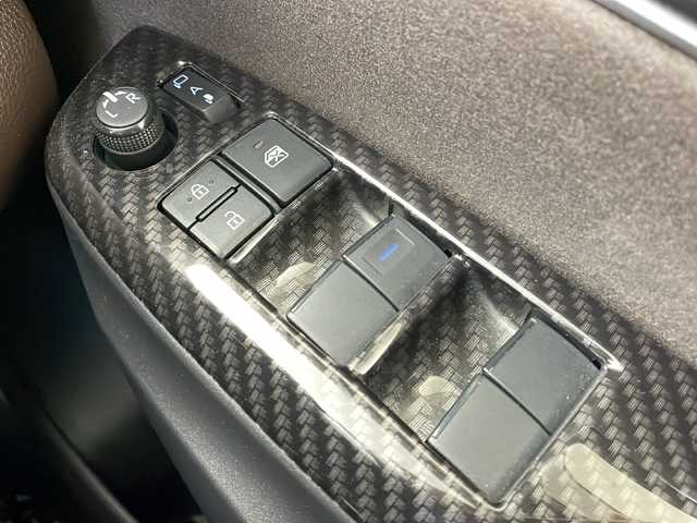 トヨタ ヤリスクロス ハイブリッド Z 栃木県 2021(令3)年 5.9万km ブラックマイカ/ホワイトパールクリスタルシャイン 2トーン 4WD/AC1500W電源/GRマッドガード/純正8インチディスプレイオーディオ/・Apple CarPlay/Android Auto/Bluetooth/USB/Miracast/・フルセグTV/AM/FM/トヨタセーフティセンス/・プリクラッシュセーフティ/・レーントレーシングアシスト/・レーンディパーチャーアラート/・レーダークルーズコントロール/・アダプティブハイビームシステム/・ブラインドスポットモニター/・ロードサインアシスト/コンビネーションシート(合皮)/シートヒーター(D/N席)/ステアリングヒーター/電動パーキングブレーキ(HOLDスイッチ付)/ドライブレコーダー(F/R)/ダウンヒルアシスト/後付けセンターコンソール/LEDヘッドライト/ドアバイザー/カーボン調スカッププレート/カーボン調ドアインナーパネル/純正18インチアルミホイール/スマートキー×2本/社外フロアマット/サイド+カーテンエアバッグ/保証書、取扱説明書