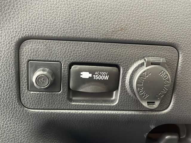 トヨタ ヤリスクロス ハイブリッド Z 栃木県 2021(令3)年 5.9万km ブラックマイカ/ホワイトパールクリスタルシャイン 2トーン 4WD/AC1500W電源/GRマッドガード/純正8インチディスプレイオーディオ/・Apple CarPlay/Android Auto/Bluetooth/USB/Miracast/・フルセグTV/AM/FM/トヨタセーフティセンス/・プリクラッシュセーフティ/・レーントレーシングアシスト/・レーンディパーチャーアラート/・レーダークルーズコントロール/・アダプティブハイビームシステム/・ブラインドスポットモニター/・ロードサインアシスト/コンビネーションシート(合皮)/シートヒーター(D/N席)/ステアリングヒーター/電動パーキングブレーキ(HOLDスイッチ付)/ドライブレコーダー(F/R)/ダウンヒルアシスト/後付けセンターコンソール/LEDヘッドライト/ドアバイザー/カーボン調スカッププレート/カーボン調ドアインナーパネル/純正18インチアルミホイール/スマートキー×2本/社外フロアマット/サイド+カーテンエアバッグ/保証書、取扱説明書