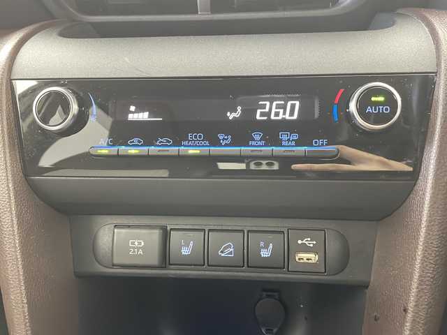 トヨタ ヤリスクロス ハイブリッド Z 栃木県 2021(令3)年 5.9万km ブラックマイカ/ホワイトパールクリスタルシャイン 2トーン 4WD/AC1500W電源/GRマッドガード/純正8インチディスプレイオーディオ/・Apple CarPlay/Android Auto/Bluetooth/USB/Miracast/・フルセグTV/AM/FM/トヨタセーフティセンス/・プリクラッシュセーフティ/・レーントレーシングアシスト/・レーンディパーチャーアラート/・レーダークルーズコントロール/・アダプティブハイビームシステム/・ブラインドスポットモニター/・ロードサインアシスト/コンビネーションシート(合皮)/シートヒーター(D/N席)/ステアリングヒーター/電動パーキングブレーキ(HOLDスイッチ付)/ドライブレコーダー(F/R)/ダウンヒルアシスト/後付けセンターコンソール/LEDヘッドライト/ドアバイザー/カーボン調スカッププレート/カーボン調ドアインナーパネル/純正18インチアルミホイール/スマートキー×2本/社外フロアマット/サイド+カーテンエアバッグ/保証書、取扱説明書