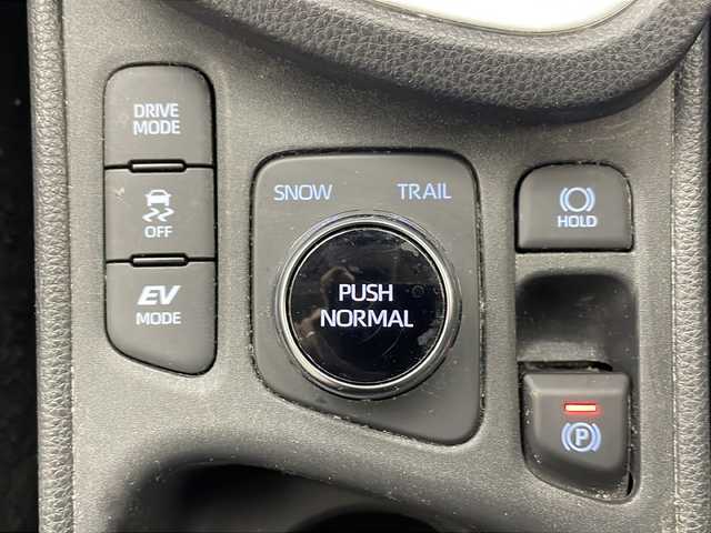 トヨタ ヤリスクロス ハイブリッド Z 栃木県 2021(令3)年 5.9万km ブラックマイカ/ホワイトパールクリスタルシャイン 2トーン 4WD/AC1500W電源/GRマッドガード/純正8インチディスプレイオーディオ/・Apple CarPlay/Android Auto/Bluetooth/USB/Miracast/・フルセグTV/AM/FM/トヨタセーフティセンス/・プリクラッシュセーフティ/・レーントレーシングアシスト/・レーンディパーチャーアラート/・レーダークルーズコントロール/・アダプティブハイビームシステム/・ブラインドスポットモニター/・ロードサインアシスト/コンビネーションシート(合皮)/シートヒーター(D/N席)/ステアリングヒーター/電動パーキングブレーキ(HOLDスイッチ付)/ドライブレコーダー(F/R)/ダウンヒルアシスト/後付けセンターコンソール/LEDヘッドライト/ドアバイザー/カーボン調スカッププレート/カーボン調ドアインナーパネル/純正18インチアルミホイール/スマートキー×2本/社外フロアマット/サイド+カーテンエアバッグ/保証書、取扱説明書