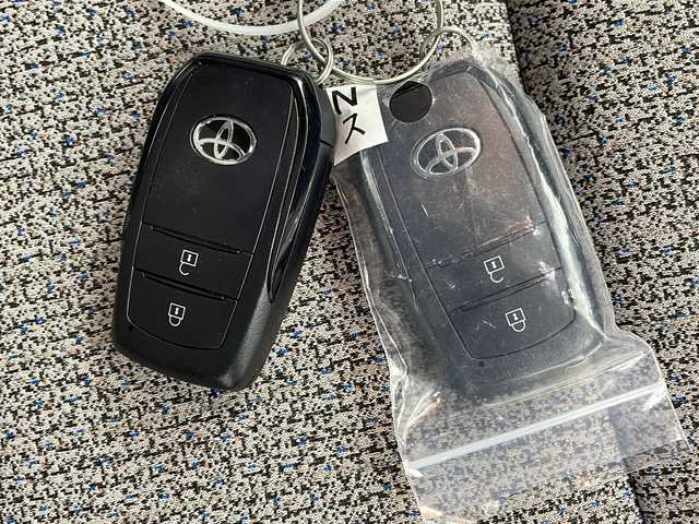 トヨタ ヤリスクロス ハイブリッド Z 栃木県 2021(令3)年 5.9万km ブラックマイカ/ホワイトパールクリスタルシャイン 2トーン 4WD/AC1500W電源/GRマッドガード/純正8インチディスプレイオーディオ/・Apple CarPlay/Android Auto/Bluetooth/USB/Miracast/・フルセグTV/AM/FM/トヨタセーフティセンス/・プリクラッシュセーフティ/・レーントレーシングアシスト/・レーンディパーチャーアラート/・レーダークルーズコントロール/・アダプティブハイビームシステム/・ブラインドスポットモニター/・ロードサインアシスト/コンビネーションシート(合皮)/シートヒーター(D/N席)/ステアリングヒーター/電動パーキングブレーキ(HOLDスイッチ付)/ドライブレコーダー(F/R)/ダウンヒルアシスト/後付けセンターコンソール/LEDヘッドライト/ドアバイザー/カーボン調スカッププレート/カーボン調ドアインナーパネル/純正18インチアルミホイール/スマートキー×2本/社外フロアマット/サイド+カーテンエアバッグ/保証書、取扱説明書