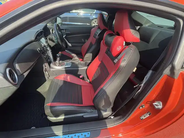 トヨタ ８６ GT 徳島県 2015(平27)年 2.9万km オレンジメタリック ケンウッドメモリナビ　MDVーZ701W/(AM.FM.CD.BT.TV)/クルーズコントロール/純正アルミホイール/ＨＩＤヘッドライト/純正フロアマット/前方ドライブレコーダー MDVーZ701W/オートライト/オートエアコン/６速マニュアル/プッシュスタート