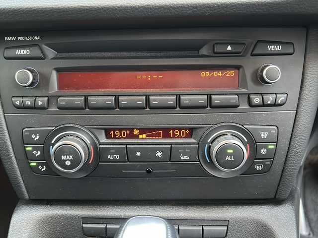ＢＭＷ Ｘ１ 埼玉県 2011(平23)年 6.9万km アルピンホワイトⅢ ETC /純正ナビ AM/FM/ルーフレール/TRC /社外DVDプレイヤー/純正フロアマット/オートライト/LEDヘッドライト/保証書/取扱説明書