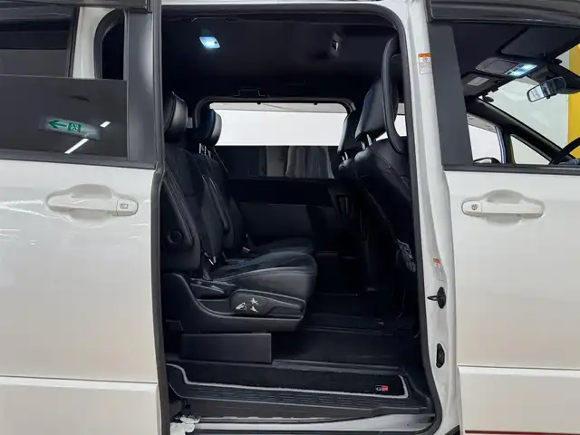 トヨタ ヴォクシー ZS GRスポーツ 群馬県 2019(令1)年 5.5万km ホワイトパールクリスタルシャイン セーフティセンス/純正10インチSDナビ/　　CD/DVD/BT/フルセグ/MSV/USB/HDMI/バックカメラ/両側パワースライドドア/クルーズコントロール/LEDオートライト/オートハイビーム/ハーフレザーシート/純正18インチAW/ドライブレコーダー/ステアリングスイッチ/オートリトラクタブルミラー/アイドリングストップ/横滑り防止装置/スマートキー/ビルトインETC2.0