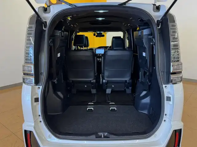 トヨタ ヴォクシー ZS GRスポーツ 群馬県 2019(令1)年 5.5万km ホワイトパールクリスタルシャイン セーフティセンス/純正10インチSDナビ/　　CD/DVD/BT/フルセグ/MSV/USB/HDMI/バックカメラ/両側パワースライドドア/クルーズコントロール/LEDオートライト/オートハイビーム/ハーフレザーシート/純正18インチAW/ドライブレコーダー/ステアリングスイッチ/オートリトラクタブルミラー/アイドリングストップ/横滑り防止装置/スマートキー/ビルトインETC2.0