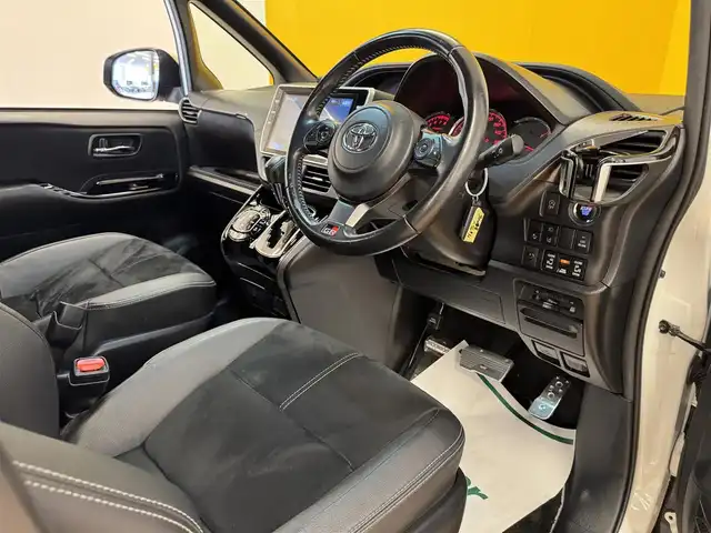 トヨタ ヴォクシー ZS GRスポーツ 群馬県 2019(令1)年 5.5万km ホワイトパールクリスタルシャイン セーフティセンス/純正10インチSDナビ/　　CD/DVD/BT/フルセグ/MSV/USB/HDMI/バックカメラ/両側パワースライドドア/クルーズコントロール/LEDオートライト/オートハイビーム/ハーフレザーシート/純正18インチAW/ドライブレコーダー/ステアリングスイッチ/オートリトラクタブルミラー/アイドリングストップ/横滑り防止装置/スマートキー/ビルトインETC2.0