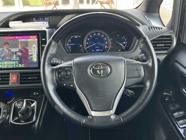 トヨタ エスクァイア ハイブリッド Gi プレミアムパッケージ 鳥取県 2020(令2)年 6万km ブラック ワンオーナー/７人乗り/ハーフレザーシート/ウッドコンビハンドル/両側パワースライド/純正８インチワイドナビ/フリップダウンモニター/フルセグ・Bluetooth/バックカメラ/前後ドライブレコーダー/プリクラッシュセーフティ/クリアランスソナー/レーンデパーチャー/オートハイビーム/クルーズコントロール/前席シートヒーター/ハンドルヒーター/LEDイルミネーション/nano-eエアコン/リアオートエアコン/センターコンソール/ハイマウントスピーカー/LEDヘッドライト/LEDフォグライト/オートリトラクトミラー/社外17インチAW(ワーク製）/社外ダブルホーン/ETCユニット/保証書・取説