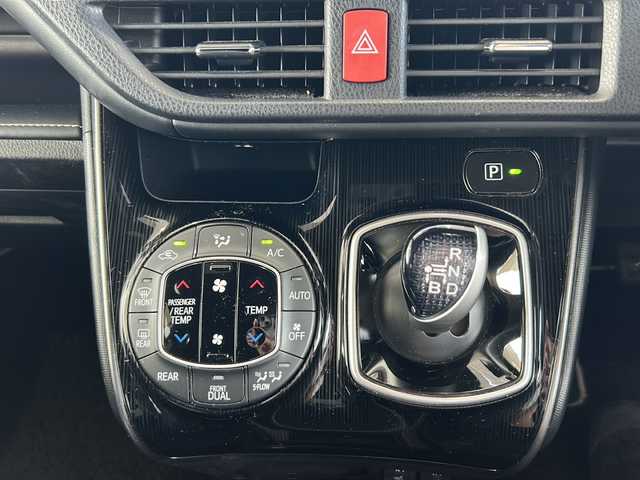 トヨタ エスクァイア ハイブリッド Gi プレミアムパッケージ 鳥取県 2020(令2)年 6万km ブラック ワンオーナー/７人乗り/ハーフレザーシート/ウッドコンビハンドル/両側パワースライド/純正８インチワイドナビ/フリップダウンモニター/フルセグ・Bluetooth/バックカメラ/前後ドライブレコーダー/プリクラッシュセーフティ/クリアランスソナー/レーンデパーチャー/オートハイビーム/クルーズコントロール/前席シートヒーター/ハンドルヒーター/LEDイルミネーション/nano-eエアコン/リアオートエアコン/センターコンソール/ハイマウントスピーカー/LEDヘッドライト/LEDフォグライト/オートリトラクトミラー/社外17インチAW(ワーク製）/社外ダブルホーン/ETCユニット/保証書・取説