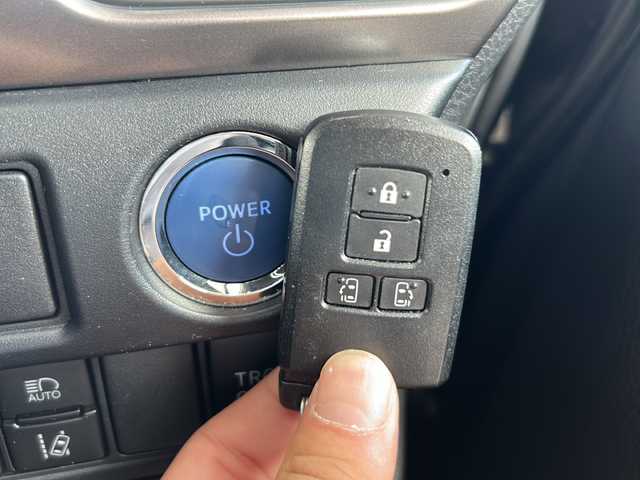 トヨタ エスクァイア ハイブリッド Gi プレミアムパッケージ 鳥取県 2020(令2)年 6万km ブラック ワンオーナー/７人乗り/ハーフレザーシート/ウッドコンビハンドル/両側パワースライド/純正８インチワイドナビ/フリップダウンモニター/フルセグ・Bluetooth/バックカメラ/前後ドライブレコーダー/プリクラッシュセーフティ/クリアランスソナー/レーンデパーチャー/オートハイビーム/クルーズコントロール/前席シートヒーター/ハンドルヒーター/LEDイルミネーション/nano-eエアコン/リアオートエアコン/センターコンソール/ハイマウントスピーカー/LEDヘッドライト/LEDフォグライト/オートリトラクトミラー/社外17インチAW(ワーク製）/社外ダブルホーン/ETCユニット/保証書・取説