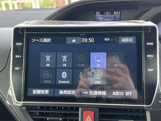 トヨタ エスクァイア ハイブリッド Gi プレミアムパッケージ 鳥取県 2020(令2)年 6万km ブラック ワンオーナー/７人乗り/ハーフレザーシート/ウッドコンビハンドル/両側パワースライド/純正８インチワイドナビ/フリップダウンモニター/フルセグ・Bluetooth/バックカメラ/前後ドライブレコーダー/プリクラッシュセーフティ/クリアランスソナー/レーンデパーチャー/オートハイビーム/クルーズコントロール/前席シートヒーター/ハンドルヒーター/LEDイルミネーション/nano-eエアコン/リアオートエアコン/センターコンソール/ハイマウントスピーカー/LEDヘッドライト/LEDフォグライト/オートリトラクトミラー/社外17インチAW(ワーク製）/社外ダブルホーン/ETCユニット/保証書・取説