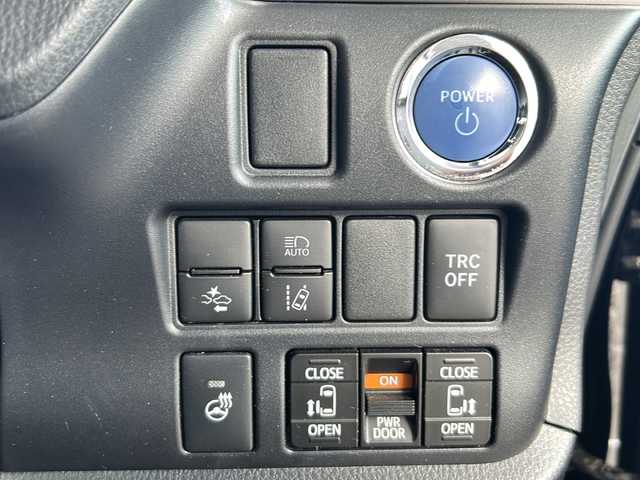 トヨタ エスクァイア ハイブリッド Gi プレミアムパッケージ 鳥取県 2020(令2)年 6万km ブラック ワンオーナー/７人乗り/ハーフレザーシート/ウッドコンビハンドル/両側パワースライド/純正８インチワイドナビ/フリップダウンモニター/フルセグ・Bluetooth/バックカメラ/前後ドライブレコーダー/プリクラッシュセーフティ/クリアランスソナー/レーンデパーチャー/オートハイビーム/クルーズコントロール/前席シートヒーター/ハンドルヒーター/LEDイルミネーション/nano-eエアコン/リアオートエアコン/センターコンソール/ハイマウントスピーカー/LEDヘッドライト/LEDフォグライト/オートリトラクトミラー/社外17インチAW(ワーク製）/社外ダブルホーン/ETCユニット/保証書・取説