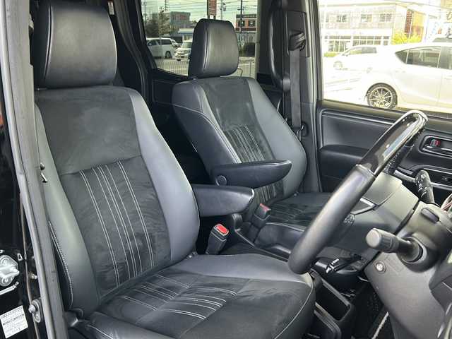 トヨタ エスクァイア ハイブリッド Gi プレミアムパッケージ 鳥取県 2020(令2)年 6万km ブラック ワンオーナー/７人乗り/ハーフレザーシート/ウッドコンビハンドル/両側パワースライド/純正８インチワイドナビ/フリップダウンモニター/フルセグ・Bluetooth/バックカメラ/前後ドライブレコーダー/プリクラッシュセーフティ/クリアランスソナー/レーンデパーチャー/オートハイビーム/クルーズコントロール/前席シートヒーター/ハンドルヒーター/LEDイルミネーション/nano-eエアコン/リアオートエアコン/センターコンソール/ハイマウントスピーカー/LEDヘッドライト/LEDフォグライト/オートリトラクトミラー/社外17インチAW(ワーク製）/社外ダブルホーン/ETCユニット/保証書・取説