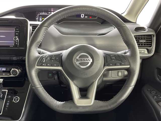 日産 セレナ ハイウェイスター V 神奈川県 2020(令2)年 3.7万km ブリリアントホワイトパール 純正７型SDナビゲーション/Bluetooth　フルセグ　USB　SD　CD　DVD　/アラウンドビューモニター/純正後席フリップダウンモニター/全方位運転支援システム/インテリジェントエマージェンシーブレーキ/標識認識機能/踏み間違い衝突防止支援システム/車線逸脱防止支援システム/車線逸脱警報/後側方衝突防止支援システム/後側方車両検知警報/後退時車両検知警報/クルーズコントロール/防水シート/ETC/ドライブレコーダー/アイドリングストップ/革巻きステアリング/ステアリングスイッチ/ステアリングヒーター/寒冷地仕様/インテリジェントキー/プッシュスタート/シートリフター/電動格納ミラー/ウインカーミラー/LEDヘッドライト/フォグライト/オートライト