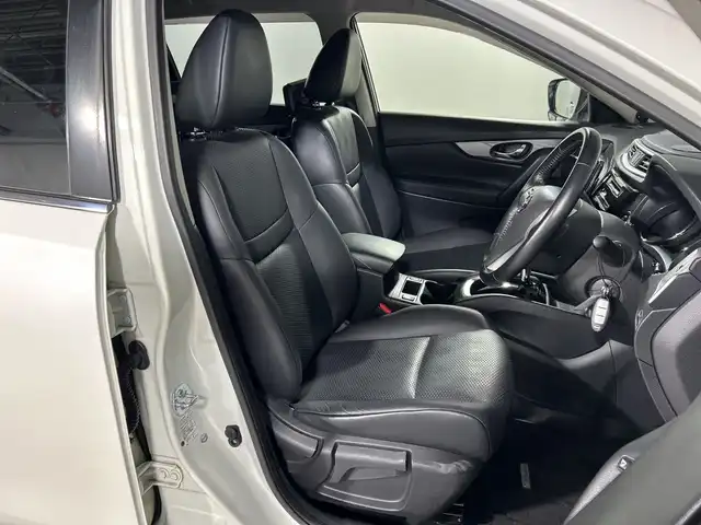 日産 エクストレイル 20X エマージェンシーブレーキ 神奈川県 2016(平28)年 5.4万km ブリリアントホワイトパール 社外9型SDナビゲーション【CN-F1DVD】/フルセグ　Bluetooth　SD　CD DVD　USB　iPod/バックカメラ/車線逸脱警報/エマージェンシープレーキ/進入禁止機能/前後ソナー/アイドリングストップ/ブラックセルクロス/フレーザークロスパートナー防水シート/前席シートヒーター/革巻きステアリング/ステアリングスイッチ/純正ビルトインＥＴＣ/社外前方ドライブレコーダー/社外GPSレーダー/ＥＣＯ/プッシュスタート/インテリジェントキー/LEDヘッドランプ/オートライト/純正17インチアルミホイール/純正リアスポイラー/スペアキー2本