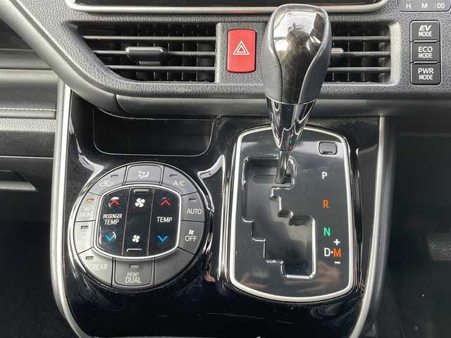 トヨタ エスクァイア Gi 道北・旭川 2015(平27)年 7.2万km スパークリングブラックパールクリスタルシャイン /4WD//禁煙車//純正9型ナビ//CD/DVD/SD/MSV/BT/フルセグ//純正11型フリップダウンモニター//両側パワースライドドア//合皮黒シート//シートヒーター//バックカメラ//クルーズコントロール//アイドリングストップ//オートハイビーム//オートライト//LEDヘッドライト//フォグライト//ビルトインETC//前後ドライブレコーダー//オートリトラミラー//サンシェード//純正フロアマット//ドアバイザー//プッシュスタート//保証書