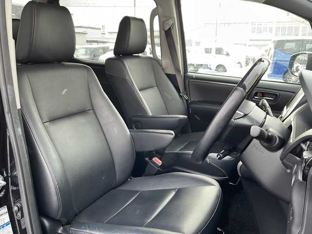 トヨタ エスクァイア Gi 道北・旭川 2015(平27)年 7.2万km スパークリングブラックパールクリスタルシャイン /4WD//禁煙車//純正9型ナビ//CD/DVD/SD/MSV/BT/フルセグ//純正11型フリップダウンモニター//両側パワースライドドア//合皮黒シート//シートヒーター//バックカメラ//クルーズコントロール//アイドリングストップ//オートハイビーム//オートライト//LEDヘッドライト//フォグライト//ビルトインETC//前後ドライブレコーダー//オートリトラミラー//サンシェード//純正フロアマット//ドアバイザー//プッシュスタート//保証書