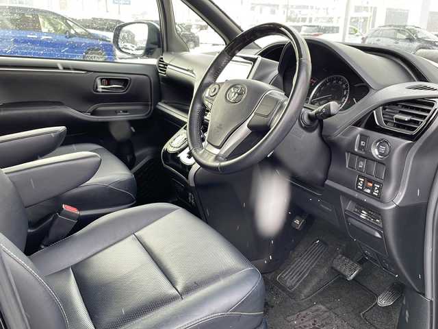 トヨタ エスクァイア Gi 道北・旭川 2015(平27)年 7.2万km スパークリングブラックパールクリスタルシャイン /4WD//禁煙車//純正9型ナビ//CD/DVD/SD/MSV/BT/フルセグ//純正11型フリップダウンモニター//両側パワースライドドア//合皮黒シート//シートヒーター//バックカメラ//クルーズコントロール//アイドリングストップ//オートハイビーム//オートライト//LEDヘッドライト//フォグライト//ビルトインETC//前後ドライブレコーダー//オートリトラミラー//サンシェード//純正フロアマット//ドアバイザー//プッシュスタート//保証書