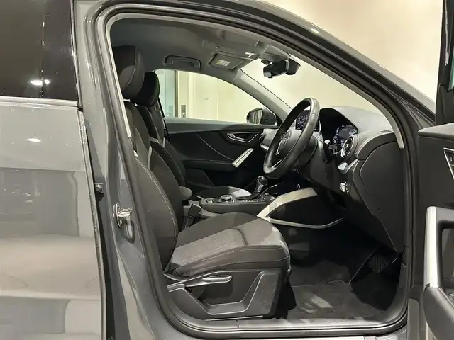 アウディ Ｑ２ 愛知県 2019(令1)年 3万km グレー LEDヘッドライト/バックモニタ―/クルーズコントロール/パワーバックドア/シートヒーター