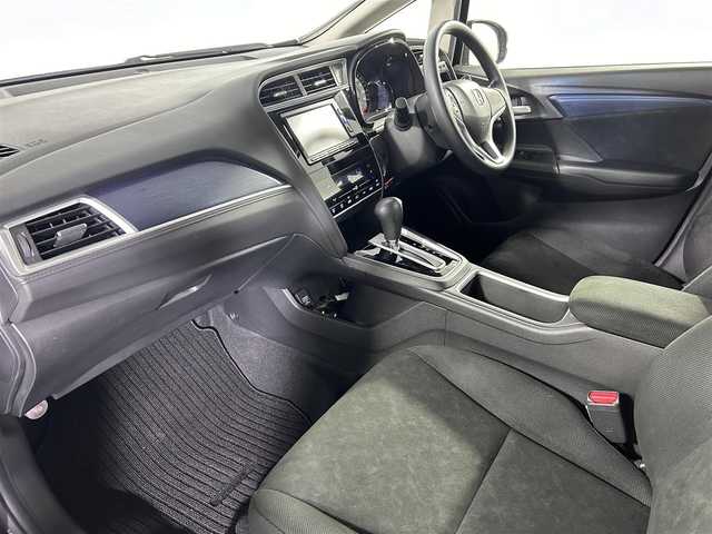 ホンダ シャトル G 道央・札幌 2015(平27)年 1万km クリスタルブラックパール 純正7型ナビ/Bluetooth/フルセグTV/バックカメラ/ETC/オートエアコン/スマートキー/プッシュスタート/ハロゲンヘッドライト/フロアマット/盗難防止装置/横滑り防止装置/ABS/ダブルエアバッグ