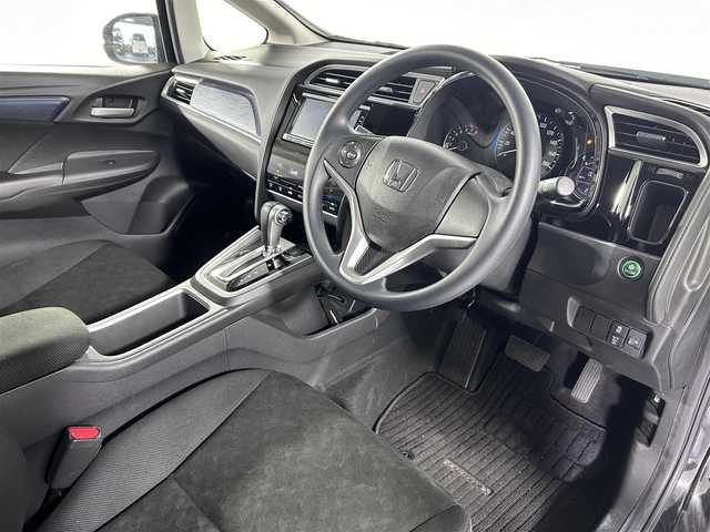 ホンダ シャトル G 道央・札幌 2015(平27)年 1万km クリスタルブラックパール 純正7型ナビ/Bluetooth/フルセグTV/バックカメラ/ETC/オートエアコン/スマートキー/プッシュスタート/ハロゲンヘッドライト/フロアマット/盗難防止装置/横滑り防止装置/ABS/ダブルエアバッグ