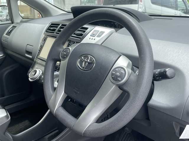 トヨタ プリウス α S Lセレクション 愛知県 2013(平25)年 10万km ホワイトパールクリスタルシャイン (株)IDOMが運営する【じしゃロン豊川店】の自社ローン専用車両になります。こちらは現金またはオートローンご利用時の価格です。自社ローンご希望の方は別途その旨お申付け下さい/ 社外メモリナビ/　◯ CD再生機能/　◯ DVD再生機能/　◯ フルセグ対応TV/　◯ BT対応/ バックカメラ/ ETC/ ステアリングスイッチ/ プッシュスタート/ オートライト/ ドアバイザー/ ウインカーミラー/ 純正フロアマット