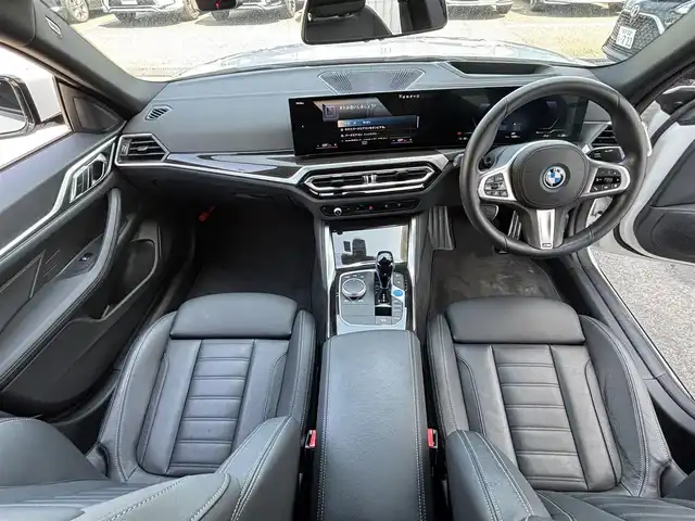 ＢＭＷ ＢＭＷ ｉ４ eDrive40 Mスポーツ 東京都 2022(令4)年 1.4万km アルピンホワイトⅢ サンルーフ　/ライブコックピッドＨＤＤナビカーブドディスプレィ　/＊AppleCarPlay対応/＊BluetoothAudio/合皮アルカンターラ―コンビスポーツシート　/ディフューザー付きエアロ/ＨｉＦｉスピーカーシステム　/前席レザーパワーシート　/＊シートヒーター　/パワーバックドア　/ドラビングアシスト/＊高速道路渋滞時ハンズオフアシスト/＊トラフィックサインアシスト/＊アクティブクルーズコントロール/＊レーンディパーチャーウォーニング/＊衝突回避被害軽減ブレーキ/＊前車接近警告機能/＊ステアリングレーンコントロールアシスト/＊レーンチェンジアシスト/＊レーンキーピング足氏と/AUOTOLEDヘッドライト/ヘッドアップディスプレィ/パーキングセンサー/前後ドライブレコーダー/置くだけ充電/バックカメラ/プッシュエンジンスタート/スペアキーX1/保証書＆取説