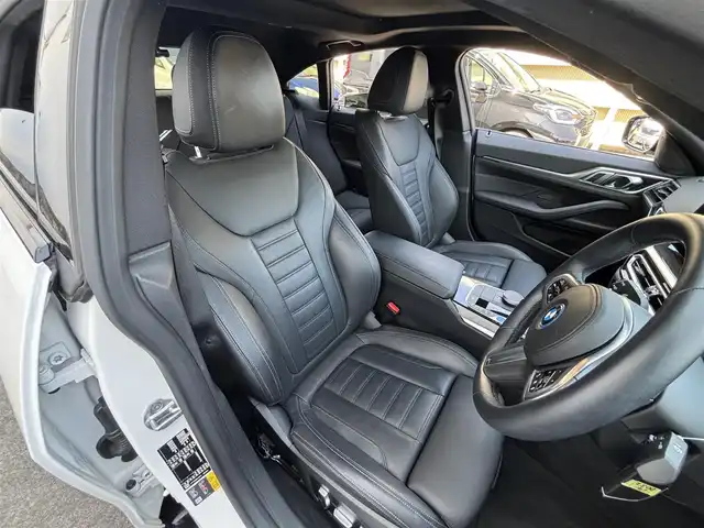 ＢＭＷ ＢＭＷ ｉ４ eDrive40 Mスポーツ 東京都 2022(令4)年 1.4万km アルピンホワイトⅢ サンルーフ　/ライブコックピッドＨＤＤナビカーブドディスプレィ　/＊AppleCarPlay対応/＊BluetoothAudio/合皮アルカンターラ―コンビスポーツシート　/ディフューザー付きエアロ/ＨｉＦｉスピーカーシステム　/前席レザーパワーシート　/＊シートヒーター　/パワーバックドア　/ドラビングアシスト/＊高速道路渋滞時ハンズオフアシスト/＊トラフィックサインアシスト/＊アクティブクルーズコントロール/＊レーンディパーチャーウォーニング/＊衝突回避被害軽減ブレーキ/＊前車接近警告機能/＊ステアリングレーンコントロールアシスト/＊レーンチェンジアシスト/＊レーンキーピング足氏と/AUOTOLEDヘッドライト/ヘッドアップディスプレィ/パーキングセンサー/前後ドライブレコーダー/置くだけ充電/バックカメラ/プッシュエンジンスタート/スペアキーX1/保証書＆取説