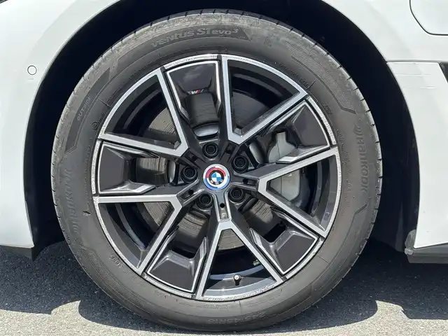 ＢＭＷ ＢＭＷ ｉ４ eDrive40 Mスポーツ 東京都 2022(令4)年 1.4万km アルピンホワイトⅢ サンルーフ　/ライブコックピッドＨＤＤナビカーブドディスプレィ　/＊AppleCarPlay対応/＊BluetoothAudio/合皮アルカンターラ―コンビスポーツシート　/ディフューザー付きエアロ/ＨｉＦｉスピーカーシステム　/前席レザーパワーシート　/＊シートヒーター　/パワーバックドア　/ドラビングアシスト/＊高速道路渋滞時ハンズオフアシスト/＊トラフィックサインアシスト/＊アクティブクルーズコントロール/＊レーンディパーチャーウォーニング/＊衝突回避被害軽減ブレーキ/＊前車接近警告機能/＊ステアリングレーンコントロールアシスト/＊レーンチェンジアシスト/＊レーンキーピング足氏と/AUOTOLEDヘッドライト/ヘッドアップディスプレィ/パーキングセンサー/前後ドライブレコーダー/置くだけ充電/バックカメラ/プッシュエンジンスタート/スペアキーX1/保証書＆取説