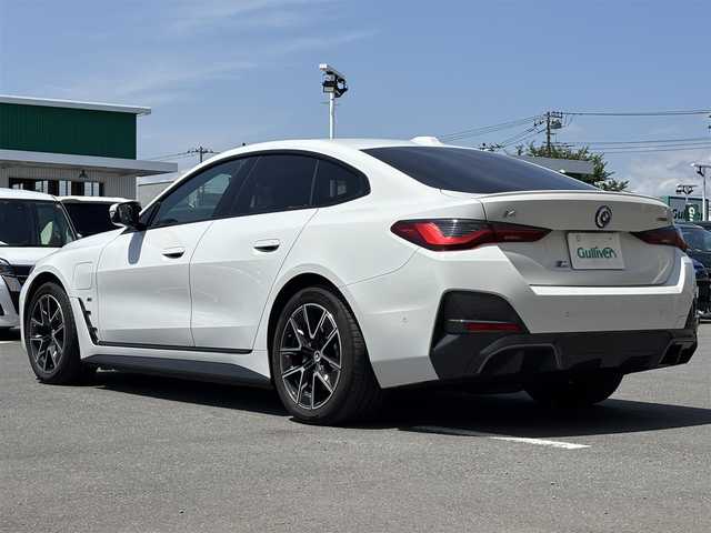 ＢＭＷ ＢＭＷ ｉ４ eDrive40 Mスポーツ 東京都 2022(令4)年 1.4万km アルピンホワイトⅢ サンルーフ　/ライブコックピッドＨＤＤナビカーブドディスプレィ　/＊AppleCarPlay対応/＊BluetoothAudio/合皮アルカンターラ―コンビスポーツシート　/ディフューザー付きエアロ/ＨｉＦｉスピーカーシステム　/前席レザーパワーシート　/＊シートヒーター　/パワーバックドア　/ドラビングアシスト/＊高速道路渋滞時ハンズオフアシスト/＊トラフィックサインアシスト/＊アクティブクルーズコントロール/＊レーンディパーチャーウォーニング/＊衝突回避被害軽減ブレーキ/＊前車接近警告機能/＊ステアリングレーンコントロールアシスト/＊レーンチェンジアシスト/＊レーンキーピング足氏と/AUOTOLEDヘッドライト/ヘッドアップディスプレィ/パーキングセンサー/前後ドライブレコーダー/置くだけ充電/バックカメラ/プッシュエンジンスタート/スペアキーX1/保証書＆取説