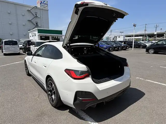 ＢＭＷ ＢＭＷ ｉ４ eDrive40 Mスポーツ 東京都 2022(令4)年 1.4万km アルピンホワイトⅢ サンルーフ　/ライブコックピッドＨＤＤナビカーブドディスプレィ　/＊AppleCarPlay対応/＊BluetoothAudio/合皮アルカンターラ―コンビスポーツシート　/ディフューザー付きエアロ/ＨｉＦｉスピーカーシステム　/前席レザーパワーシート　/＊シートヒーター　/パワーバックドア　/ドラビングアシスト/＊高速道路渋滞時ハンズオフアシスト/＊トラフィックサインアシスト/＊アクティブクルーズコントロール/＊レーンディパーチャーウォーニング/＊衝突回避被害軽減ブレーキ/＊前車接近警告機能/＊ステアリングレーンコントロールアシスト/＊レーンチェンジアシスト/＊レーンキーピング足氏と/AUOTOLEDヘッドライト/ヘッドアップディスプレィ/パーキングセンサー/前後ドライブレコーダー/置くだけ充電/バックカメラ/プッシュエンジンスタート/スペアキーX1/保証書＆取説